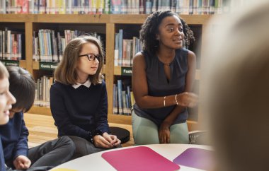 Kitaplığı'nda okuyan çocuk