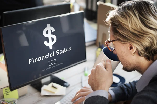 Geschäftsmann schaut auf Monitor mit Finanzstatus — Stockfoto