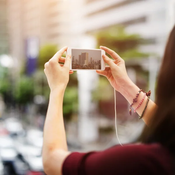 Bakre vyn av kvinna traveler — Stockfoto