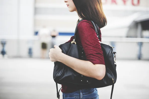 Mujer con bolsa casual — Foto de Stock