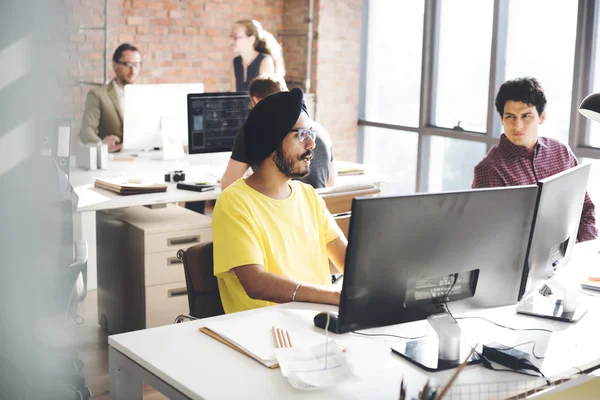 Uomini d'affari che lavorano in ufficio — Foto Stock