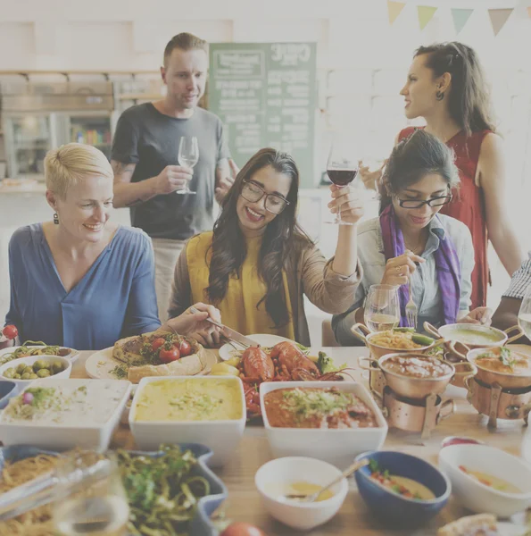 Gente disfrutando comida —  Fotos de Stock