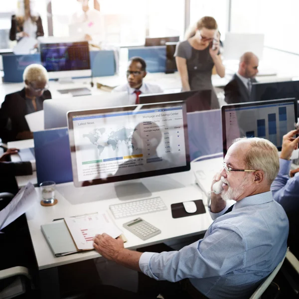 Geschäftsleute im Büro — Stockfoto