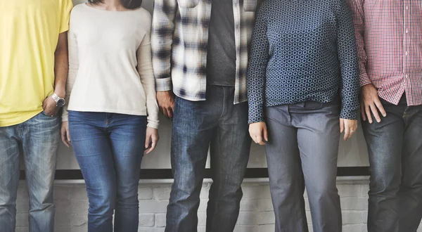 Diversité personnes se tient près du mur — Photo