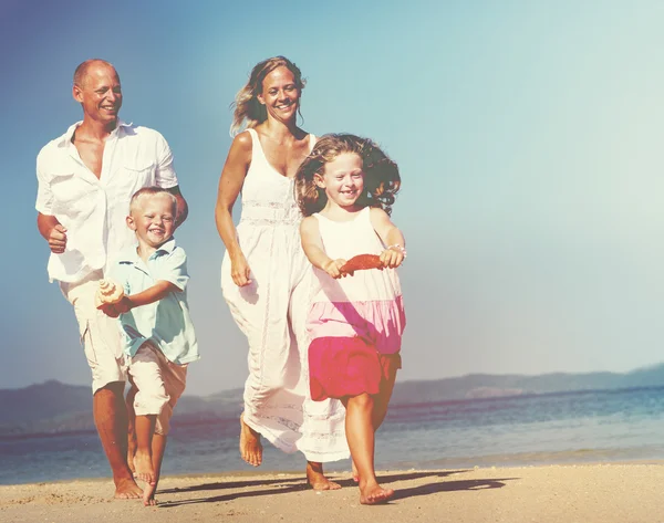 Familie mit Kindern am Strand — Stockfoto