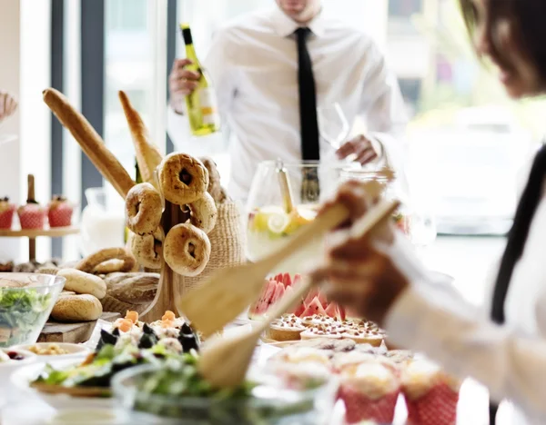 Personeel serveert ontbijtbuffet tabel — Stockfoto