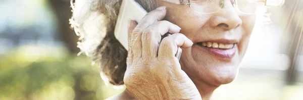 Mujer mayor con teléfono móvil —  Fotos de Stock