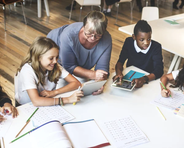 Kinderen die studeren in de bibliotheek — Stockfoto