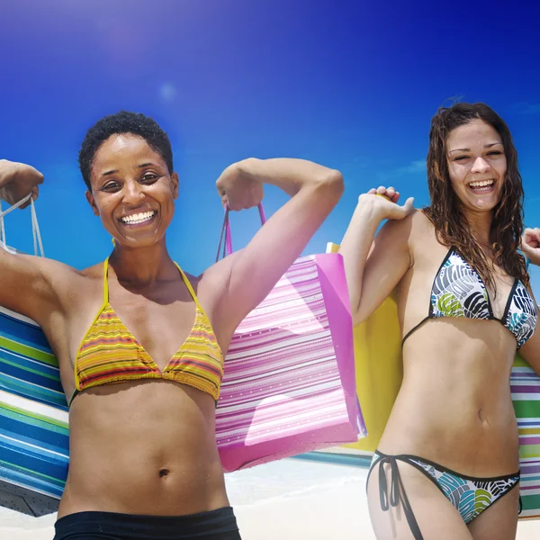 Mujeres con bolsas de compras en la playa —  Fotos de Stock