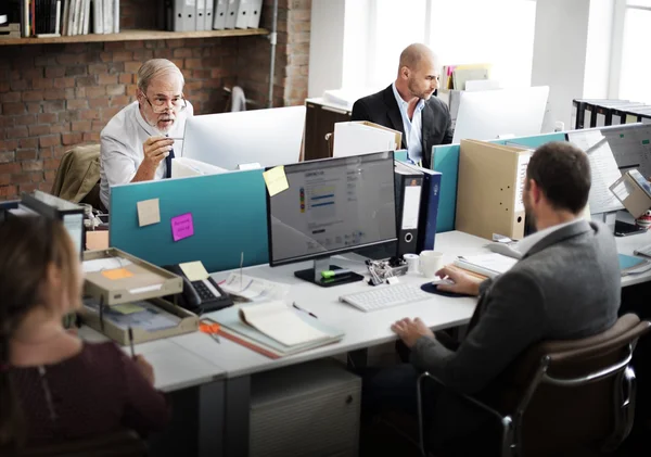 Geschäftsteam arbeitet — Stockfoto