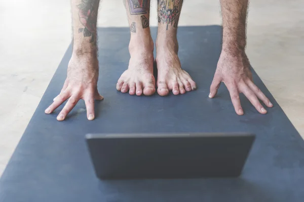 Mann praktiziert Pose Yoga — Stockfoto