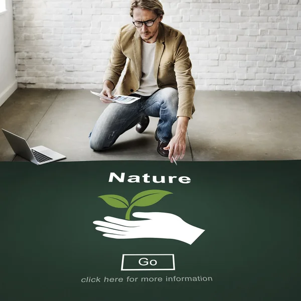 Affärsman som arbetar med naturen — Stockfoto