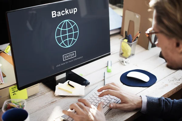 Affärsmannen ser på bildskärmen med backup — Stockfoto