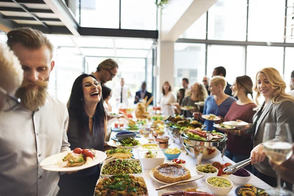 Gente disfrutando comida —  Fotos de Stock