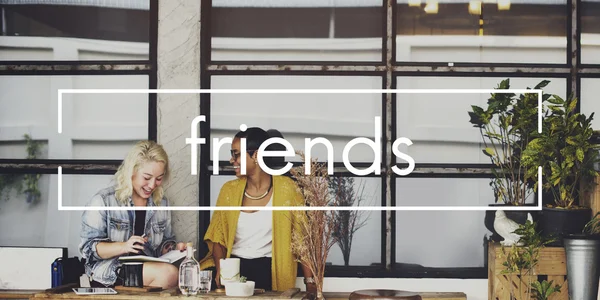 Женщин, сидящих возле кафе и друзей — стоковое фото