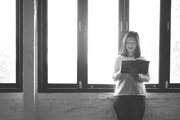 Señora asiática escribiendo en cuaderno — Foto de Stock