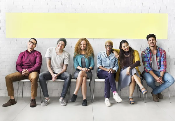 Diversidad personas sentadas y sonrientes —  Fotos de Stock