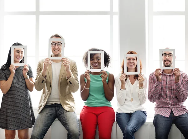 La gente se sienta en un alféizar de ventana — Foto de Stock