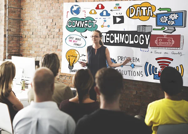 Mensen op conferentie met technologie — Stockfoto