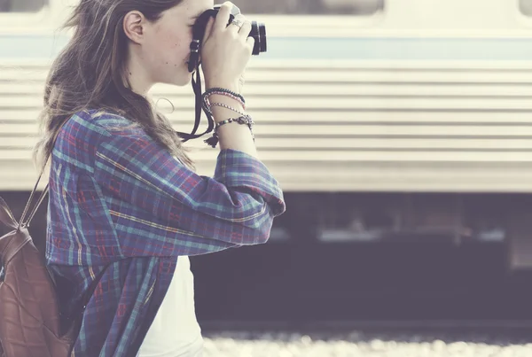 Ragazza fotografa in viaggio — Foto Stock