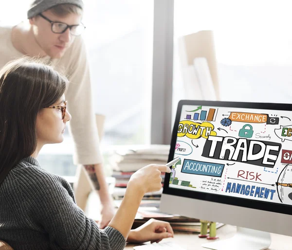 Mulher mostrando no monitor com o comércio — Fotografia de Stock
