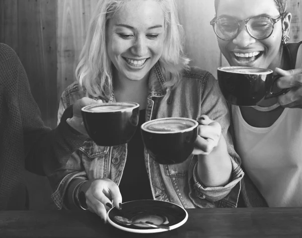Amigos tomando café — Foto de Stock