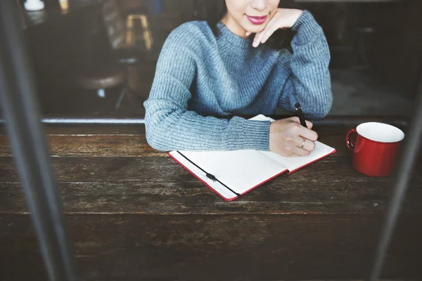 Aziatische vrouw schrijven — Stockfoto