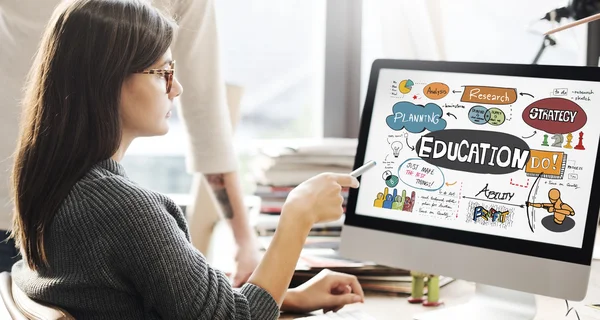 Mujer mostrando en monitor con la educación —  Fotos de Stock