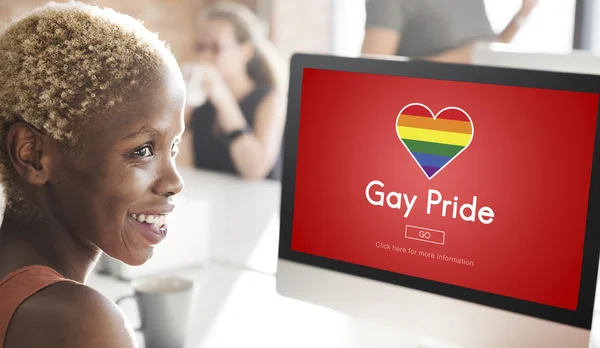 Комп'ютер з гей гордістю на моніторі — стокове фото
