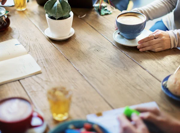 Reunión de Amigos de la Diversidad en Coffee Shop Concept — Foto de Stock