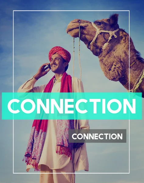 Индийский человек с верблюдом — стоковое фото