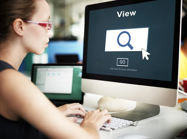 Computer mit Blick auf Monitor — Stockfoto