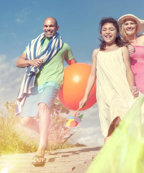 Bella famiglia andare in spiaggia — Foto Stock