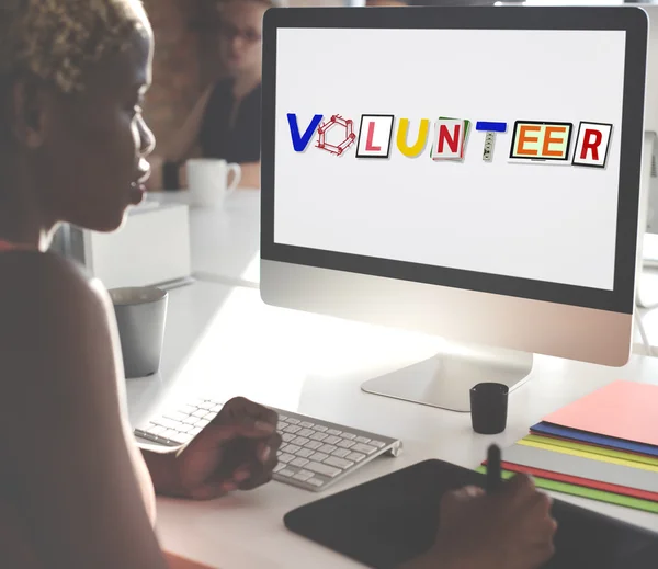 Computer mit Freiwilligen am Monitor — Stockfoto