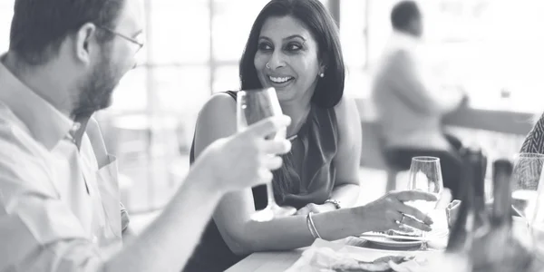 Menschen genießen Essen — Stockfoto