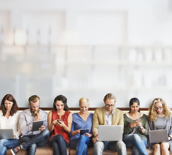 Diversiteit mensen met digitale apparaten — Stockfoto