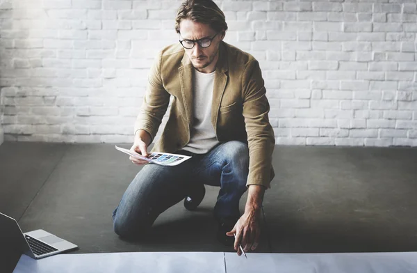 Geschäftsmann arbeitet mit leerem Plakat — Stockfoto