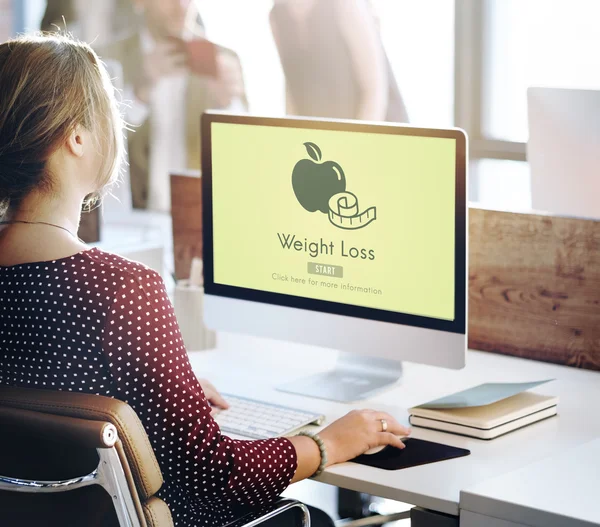 Ordenador con pérdida de peso en el monitor —  Fotos de Stock