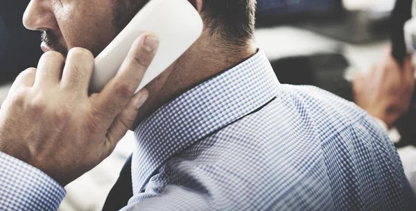 Empresario hablando por teléfono — Foto de Stock