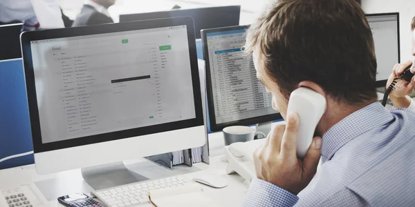 Empresário falando ao telefone — Fotografia de Stock