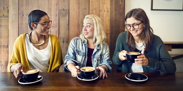 Vänner som dricker kaffe — Stockfoto