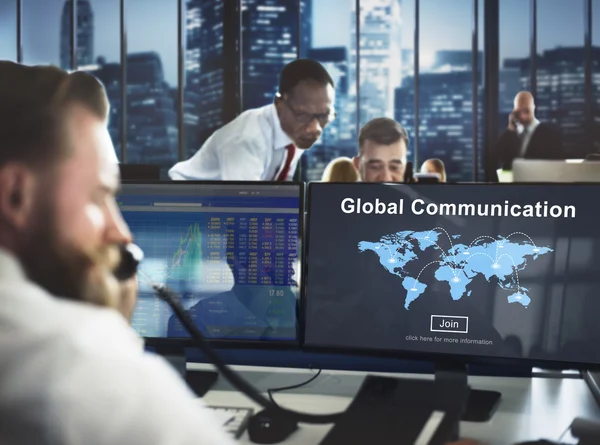 働くビジネスマンとグローバル ・ コミュニケーション — ストック写真