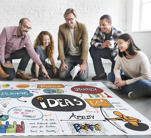 Diseñadores trabajando con póster e ideas — Foto de Stock