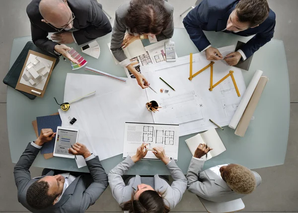 Grupo de personas lluvia de ideas sobre la reunión — Foto de Stock