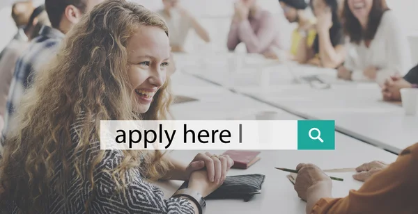 Mujer de negocios sonriendo en la reunión y aplicar aquí —  Fotos de Stock