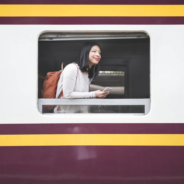 Porträt einer Asiatin auf Reisen — Stockfoto
