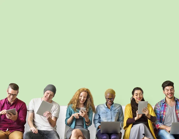 Diversity people and digital devices — Stock Photo, Image