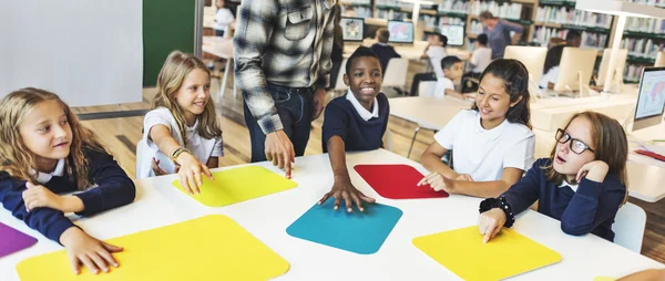 Enfants étudiant à la bibliothèque — Photo