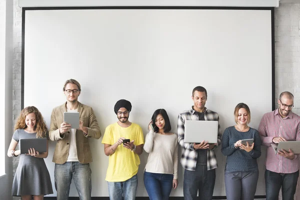 Menschen surfen auf digitalen Geräten — Stockfoto