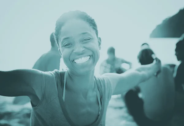 Africano donna sorridente su il spiaggia — Foto Stock